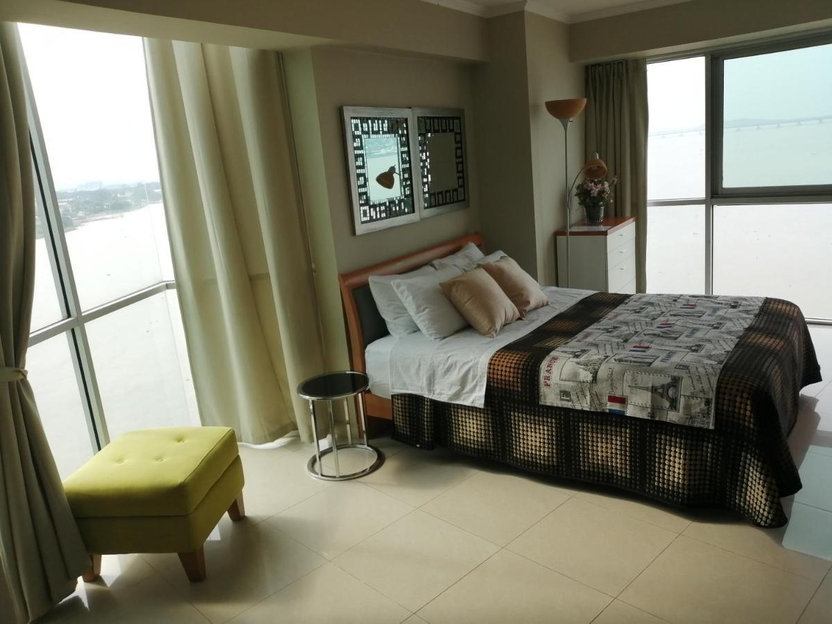 Puerto Santa Ana Suites Гуаякіль Екстер'єр фото